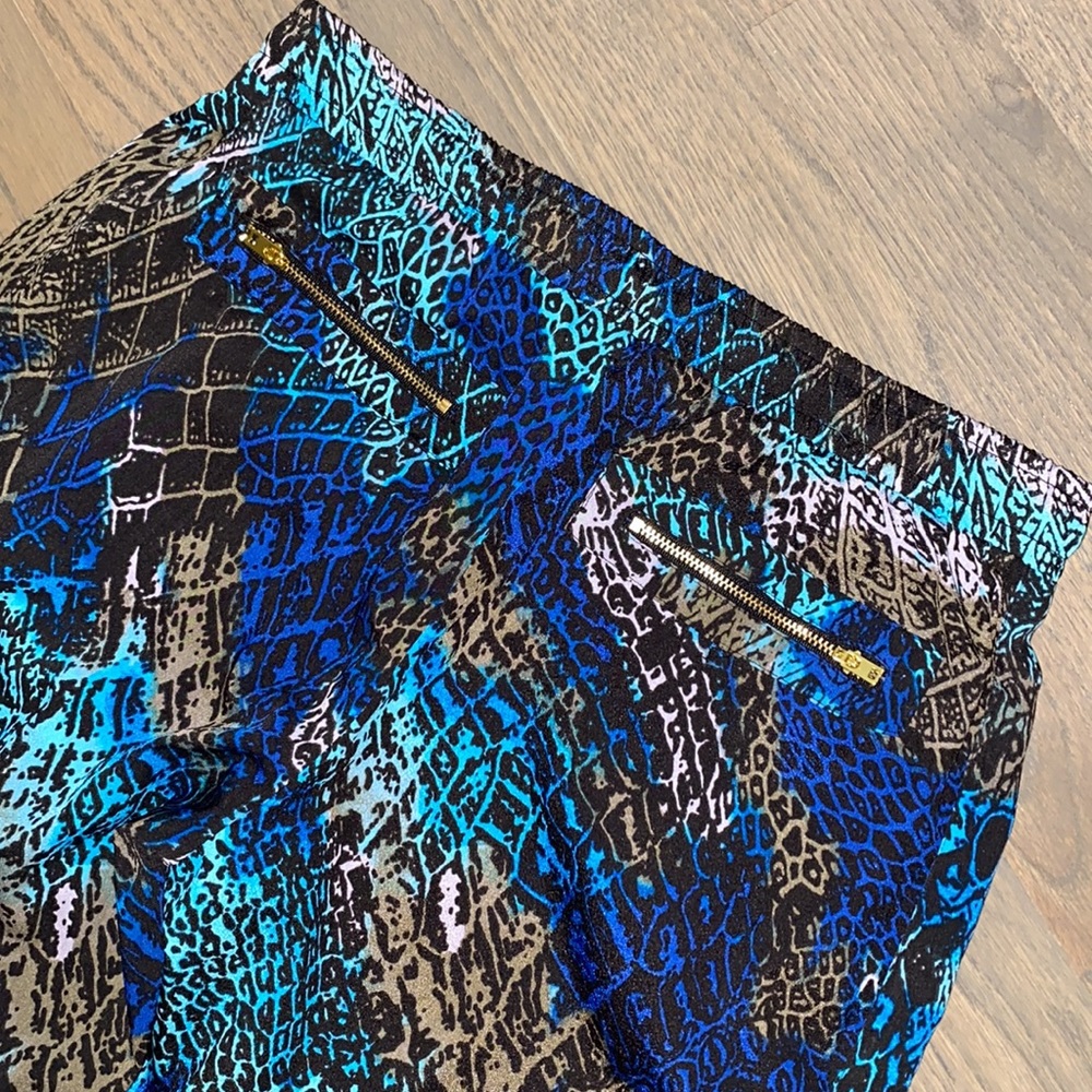 Super Cute Pants 💙🖤✨ - Picture 5 of 5